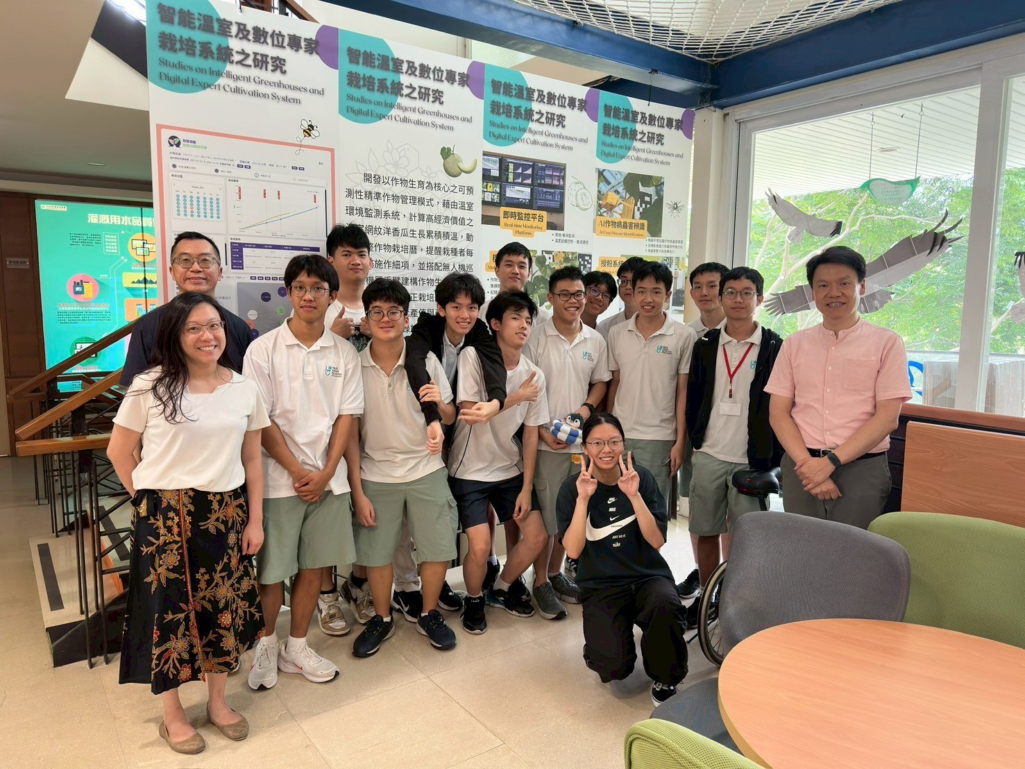 20250527新加坡國立大學附屬數理中學與台北市立建國中學師生參訪本院智慧溫室。
